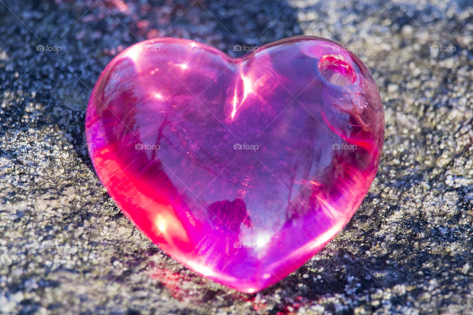 Translucent pink heart on stone - genomskinligt rosa hjärta på sten
