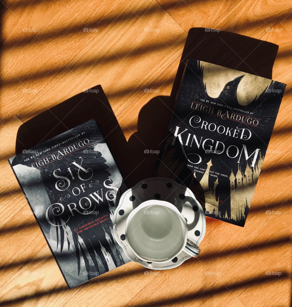 Six of Crows and Crooked Kingdom. Leigh Bardugo’s duology is known to be aesthetically pleasing, but this composition with shadows from the blinds makes it even more gorgeous. I hope you enjoy this flatlay as much as I do.