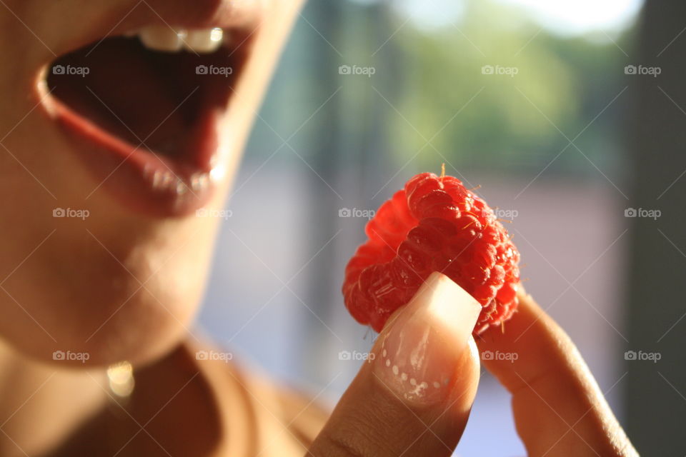 Eating raspberry