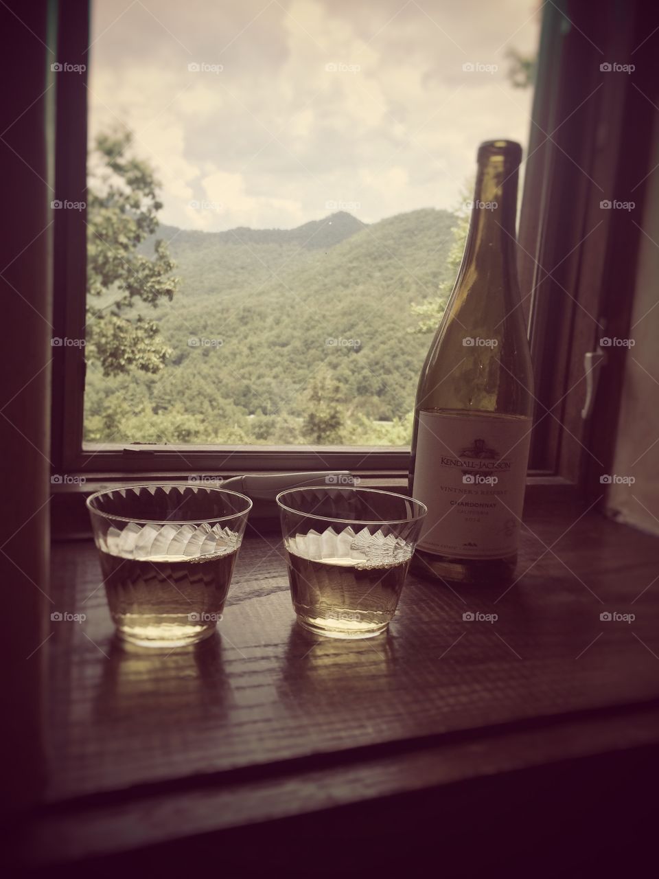 Cheers to a mountain wedding !