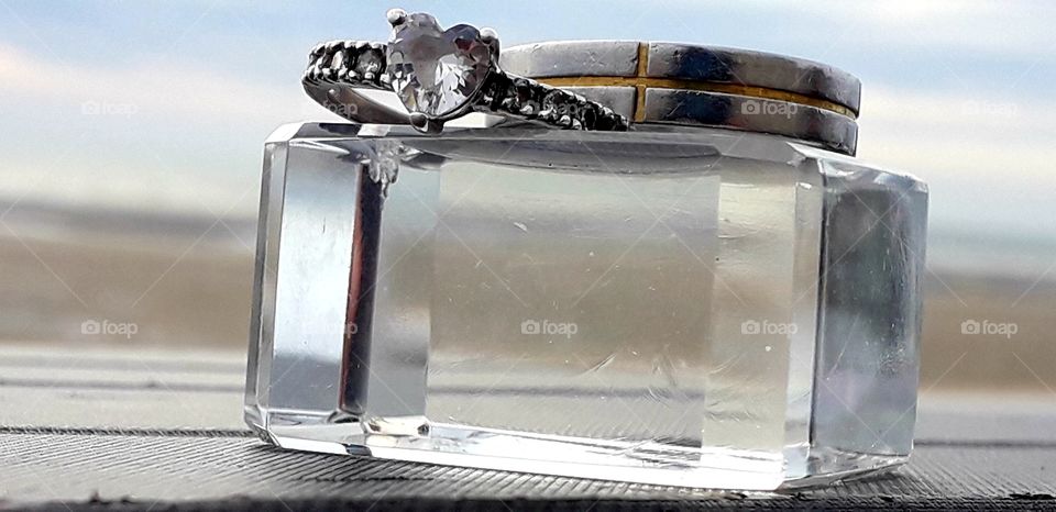 bague sur un support