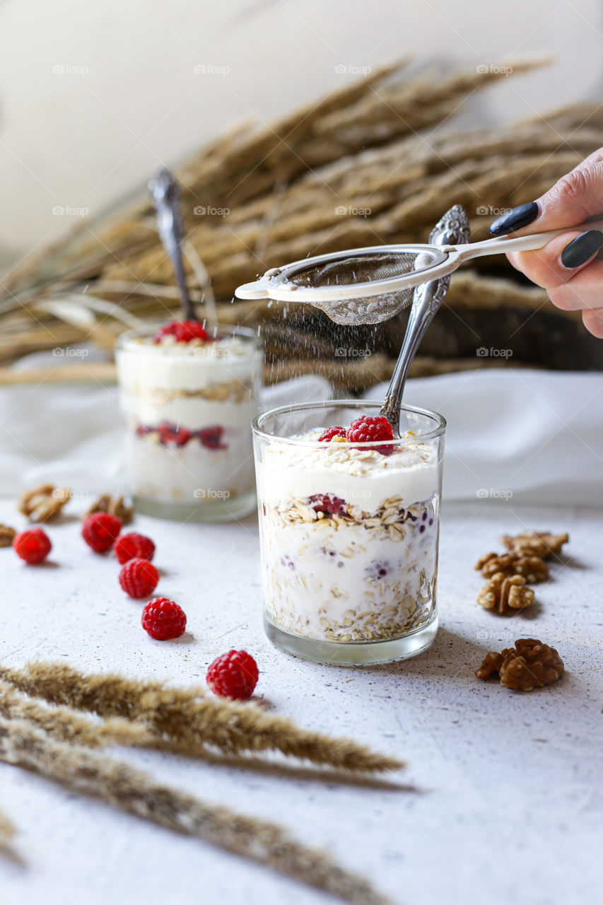 granola with raspberries and yogurt