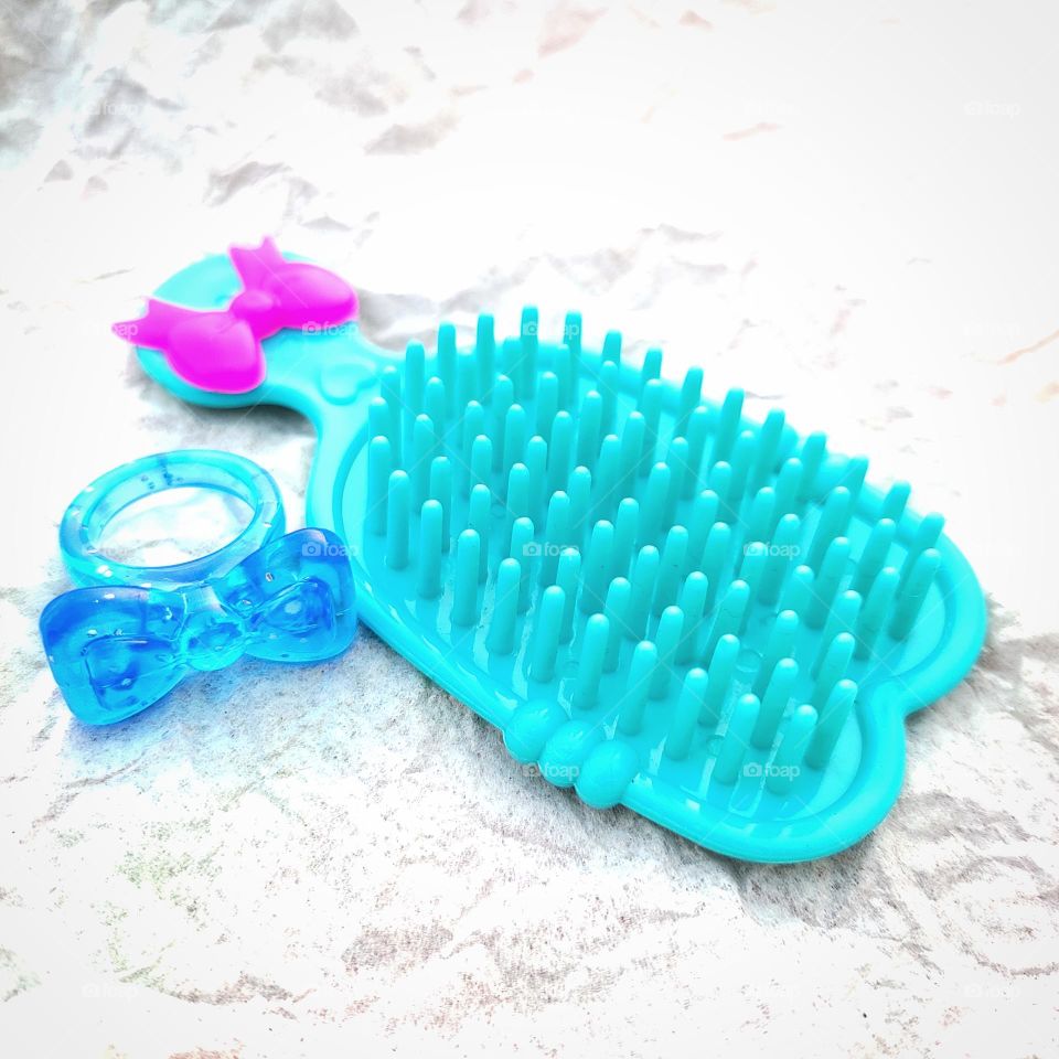 pink bow on blue comb