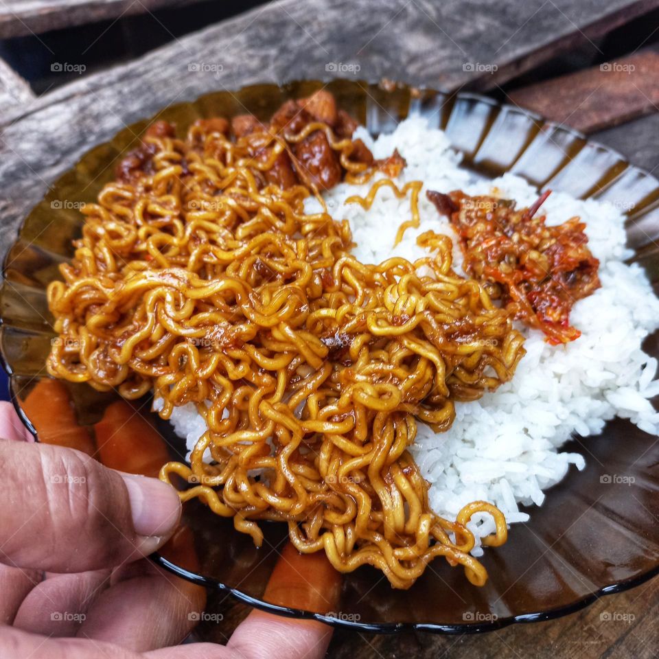 Instant noodles are one of the practical and delicious dishes to make as a favorite dish