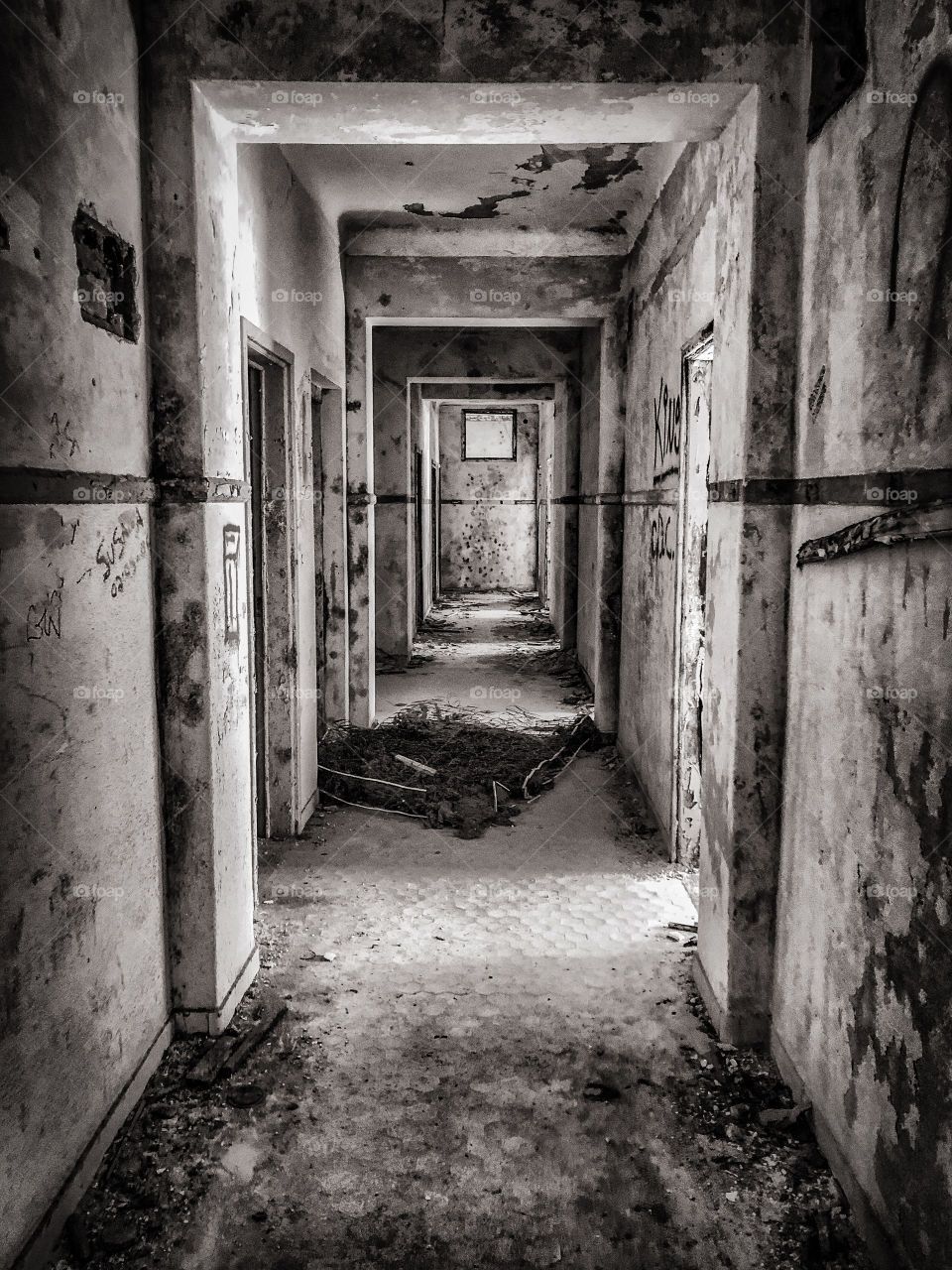 Black & white image of a long and derelict corridor of an abandoned hotel in Portugal