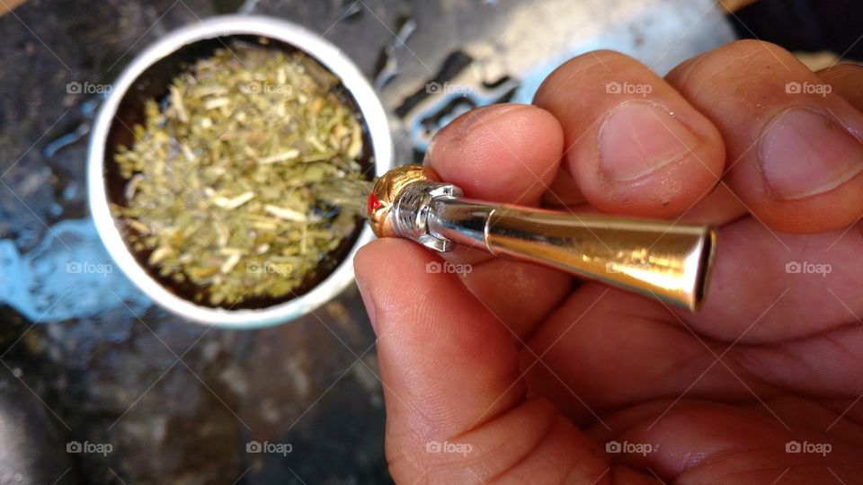 Cuia e bombinha filtro. Ervas naturais com água gelada.