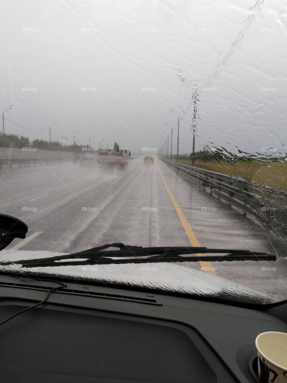 На машине под дождем