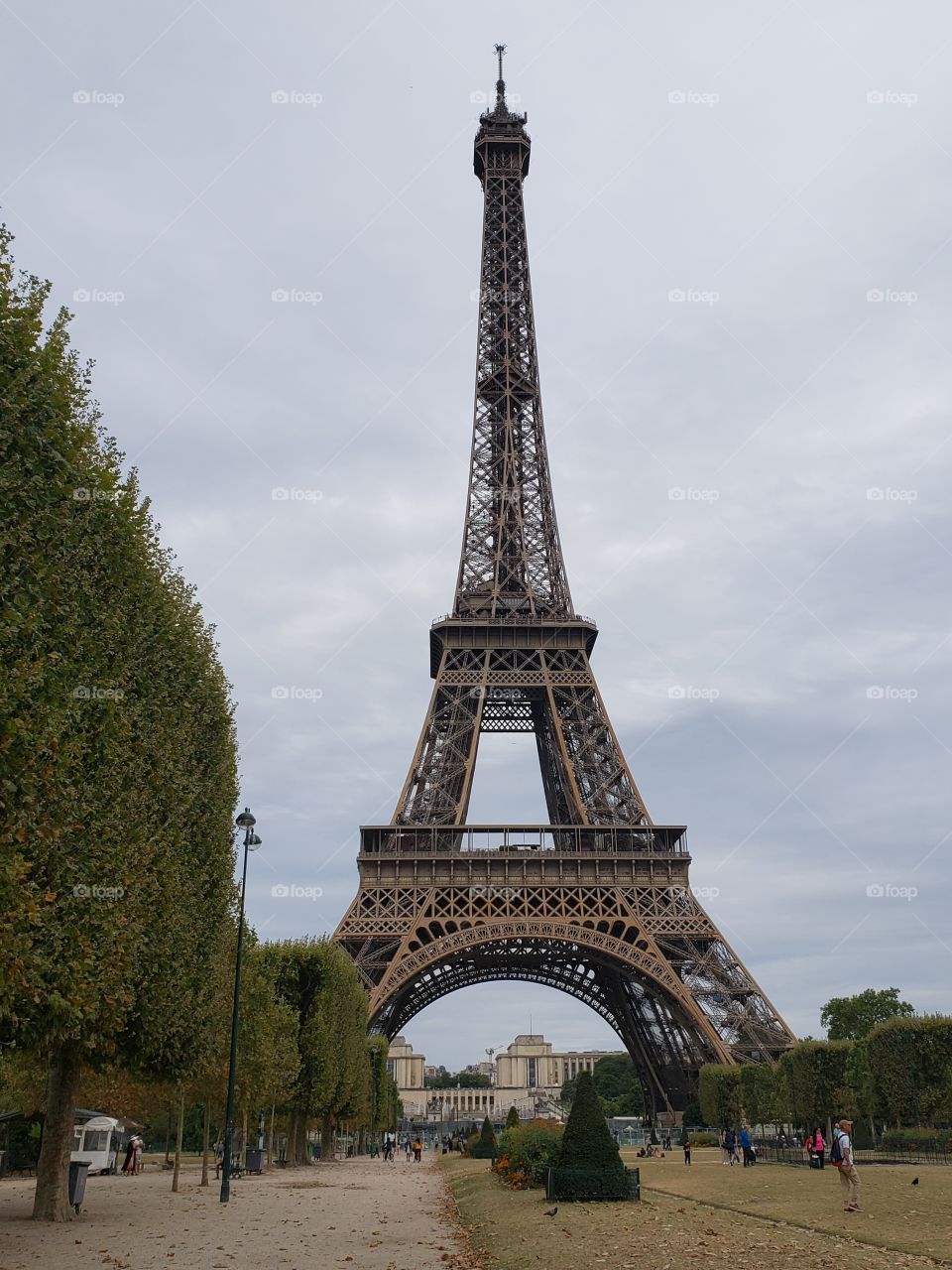 tanta calma y tanto alboroto rodean a esta impactante torre, símbolo de París