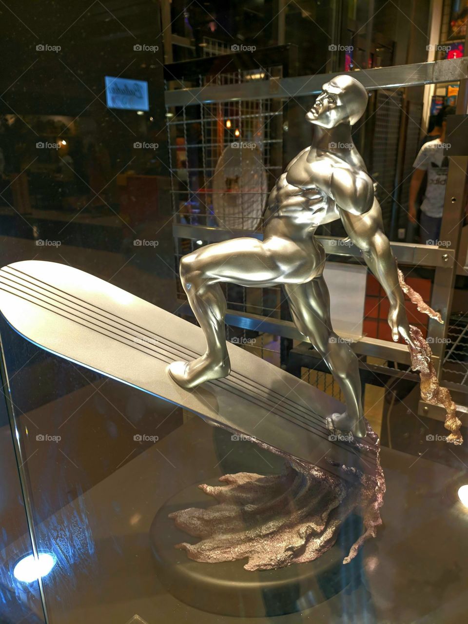 Escultura Surfista Prateado