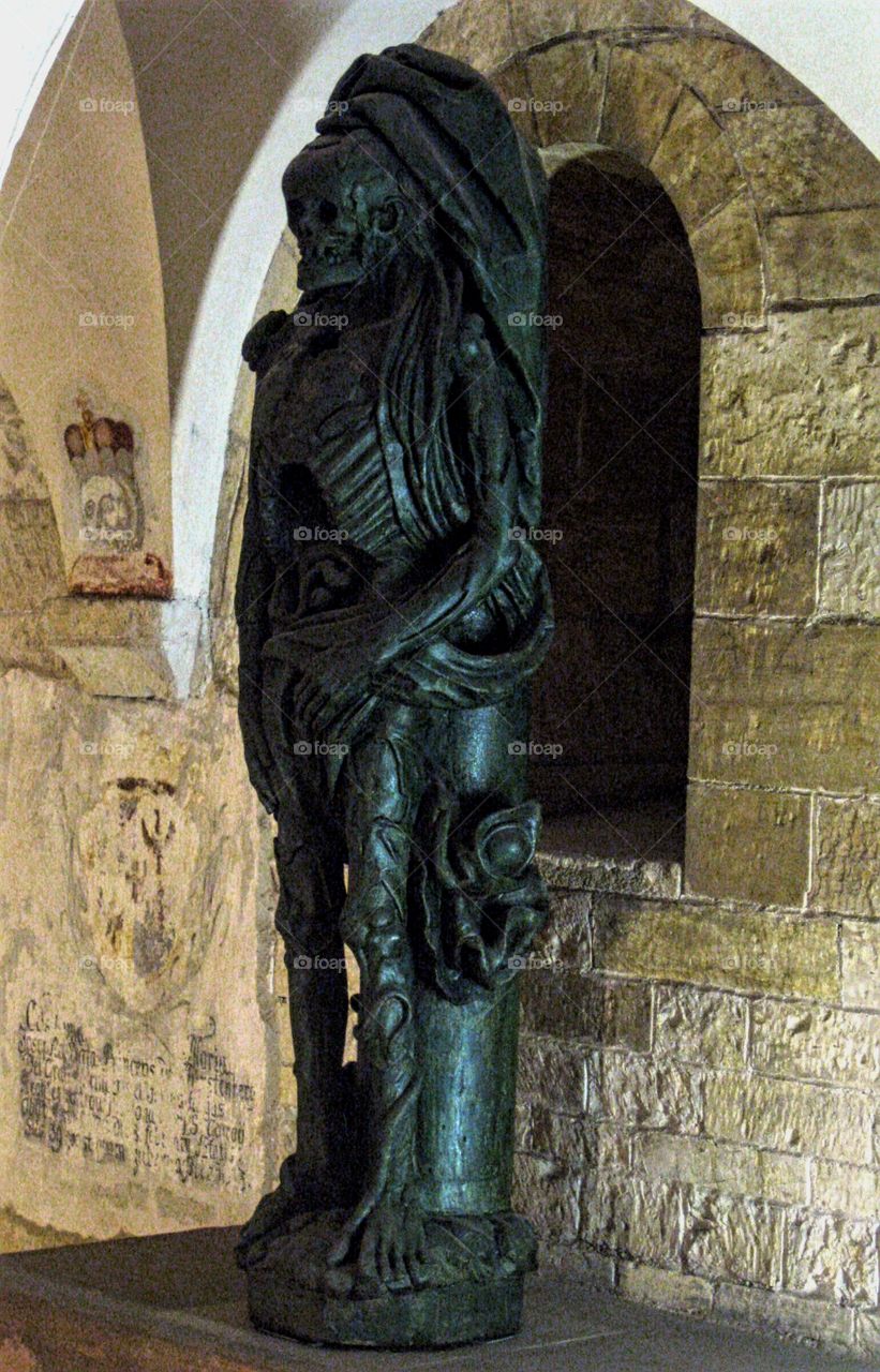 Tomb scull statue in church