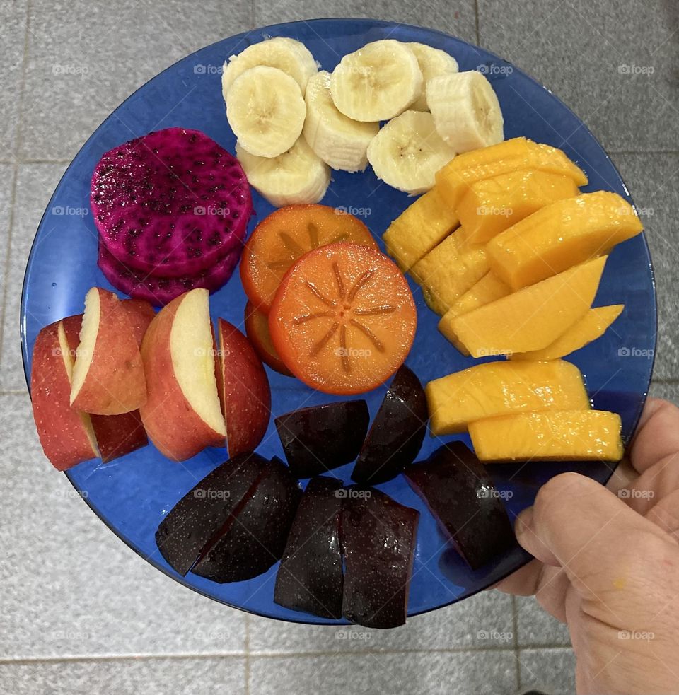 Today we ate this extremely healthy fruit salad: we had banana, pitaya, persimmon, mango, apple and plum! / Hoje comemos essa salada de frutas extremamente saudável: tivemos banana, pitaia, caqui, manga, maçã e ameixa!