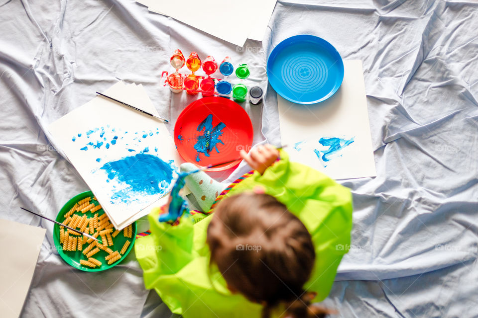 Child while painting at home during the quarantine