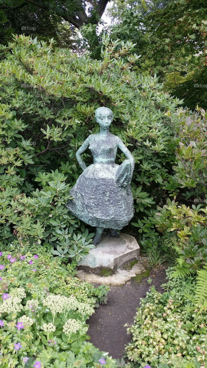 girl statue