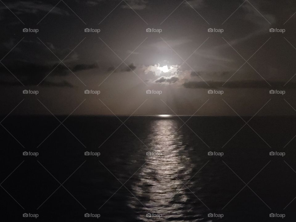 Full moon at the ocean