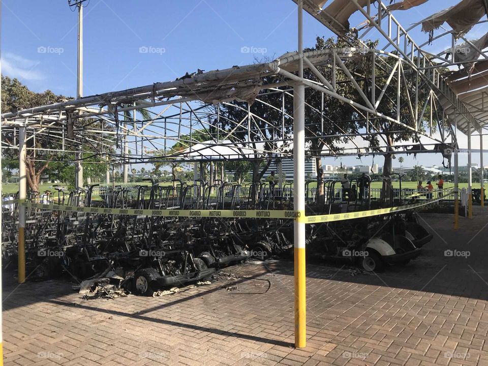 trastornado quemó carros de golf