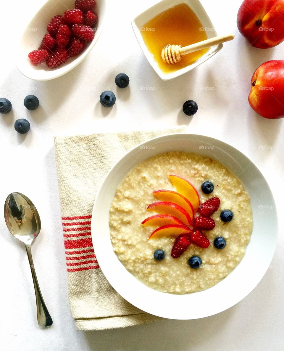 Porridge oats with fresh fruits and honey 