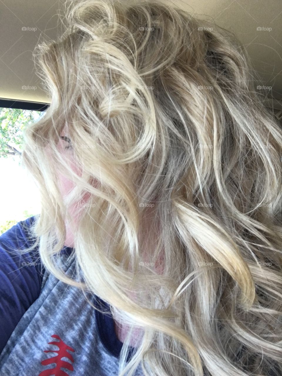 Beachy lose hair curls made with Babyliss Miracurl hair styler.