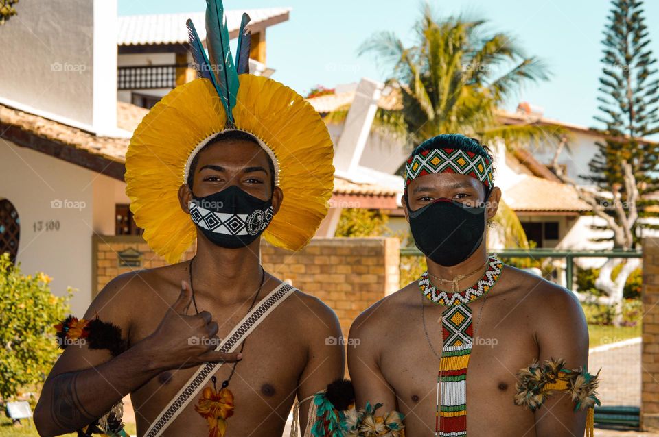 Irmãos indígenas tirando foto