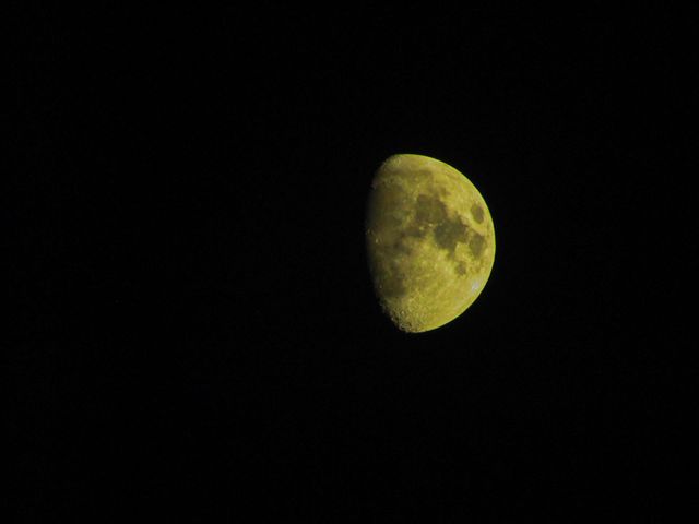 Photographing a crescent at night, a beautiful view