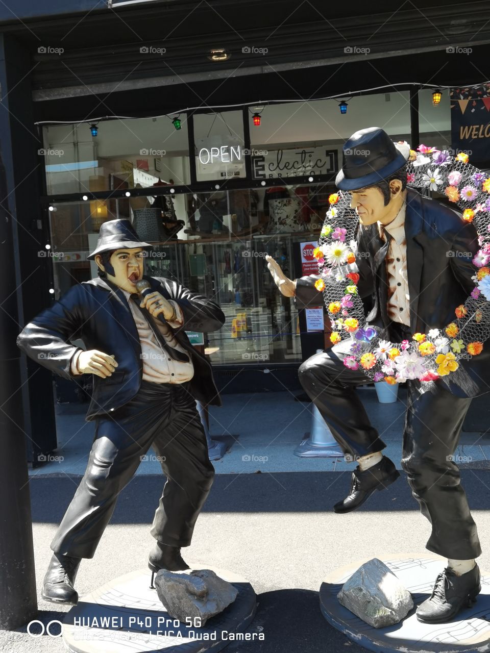 figuras de adorno y de colgar ropa en un mercado en Bristol