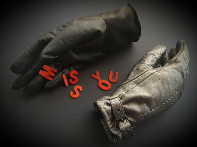 "TOUCH ME WITH WORDS WHERE YOUR HANDS CAN'T REACH ME " (M. RAZÓN)