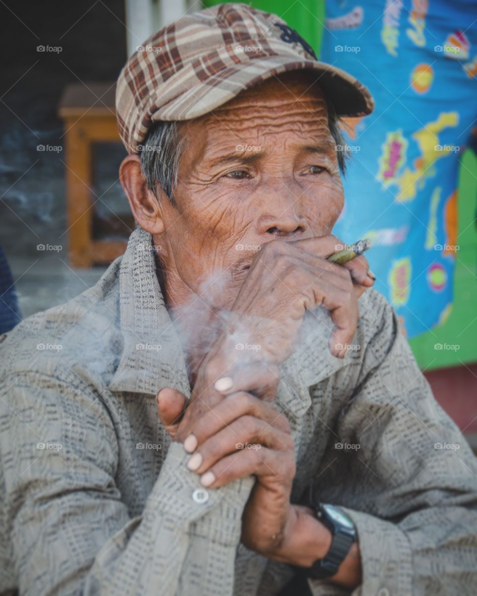 Cheroot
Man smoking in inle, Myanmar 