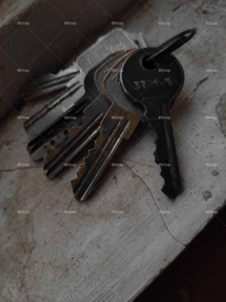 I set off old keys on a broken wall