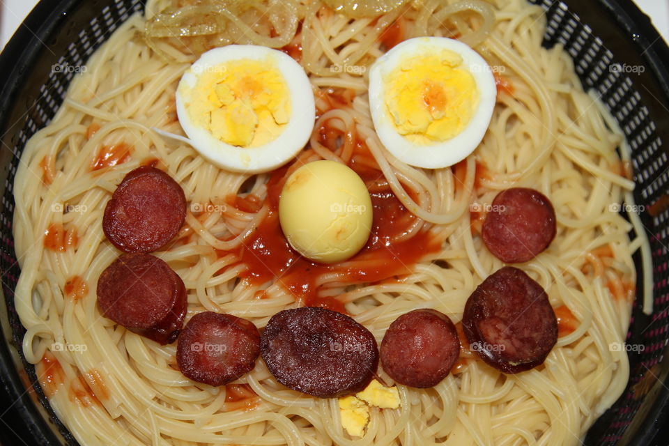 macarrão com calabresa e ovos