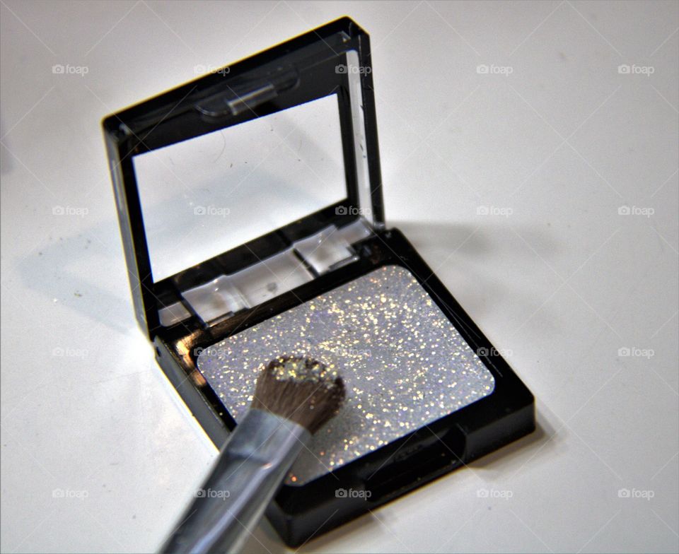 Shimmering Eye Shadow Pallet & Brush