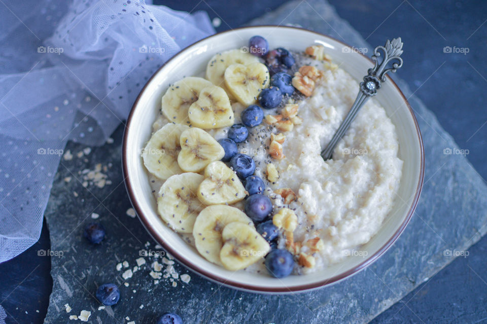 Staying in good shape by eating healthy,  homemade food, healthy breakfast, oats bowl, oats bowl with fruits, never skip a breakfast , porridge 