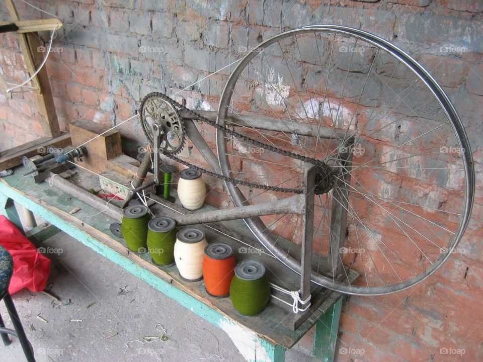 Workaround threading machine made from bicycles for rolling the threads