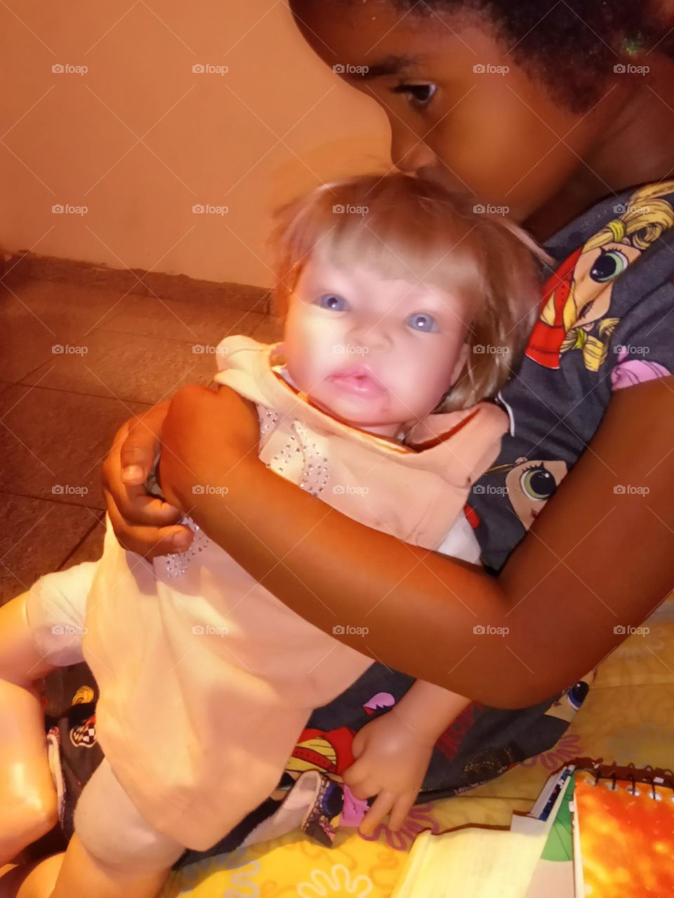 Editors'Choice Photo of the week Criança amável carinhosa  com sua boneca