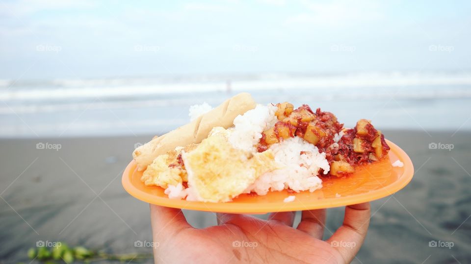 Breakfast by the beach