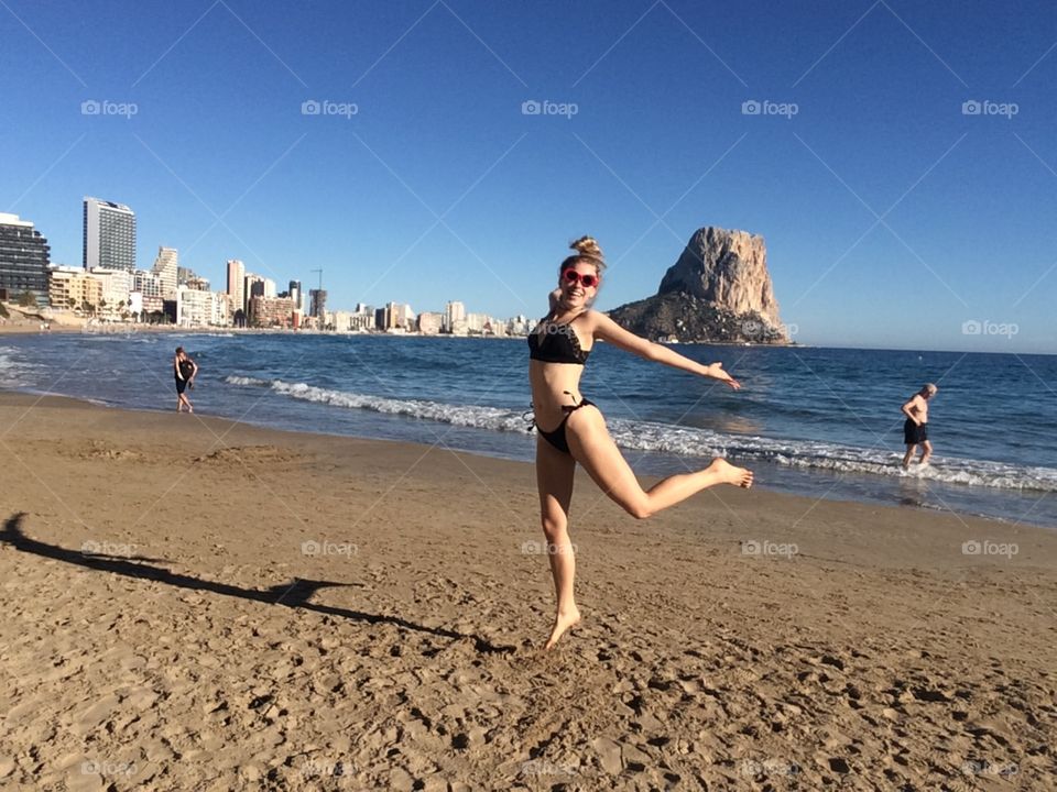 Happy girl on the beach in Calpe, having vacacion!