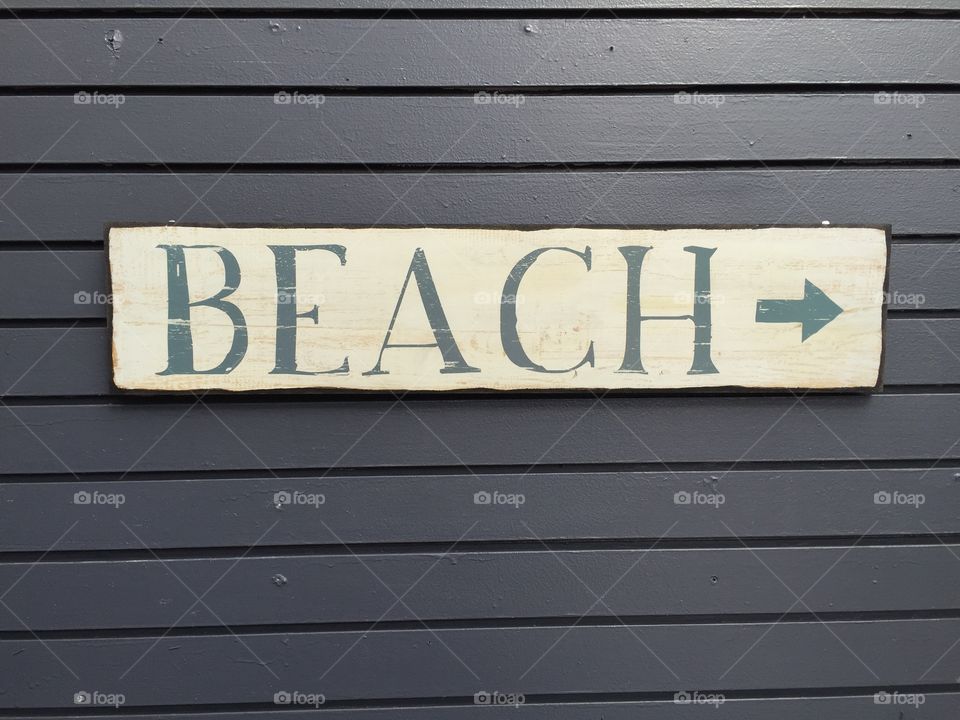 Beach sign with arrow