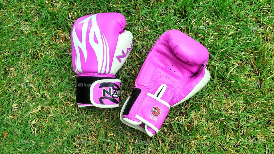 girl boxe mma gloves. pink fight gloves