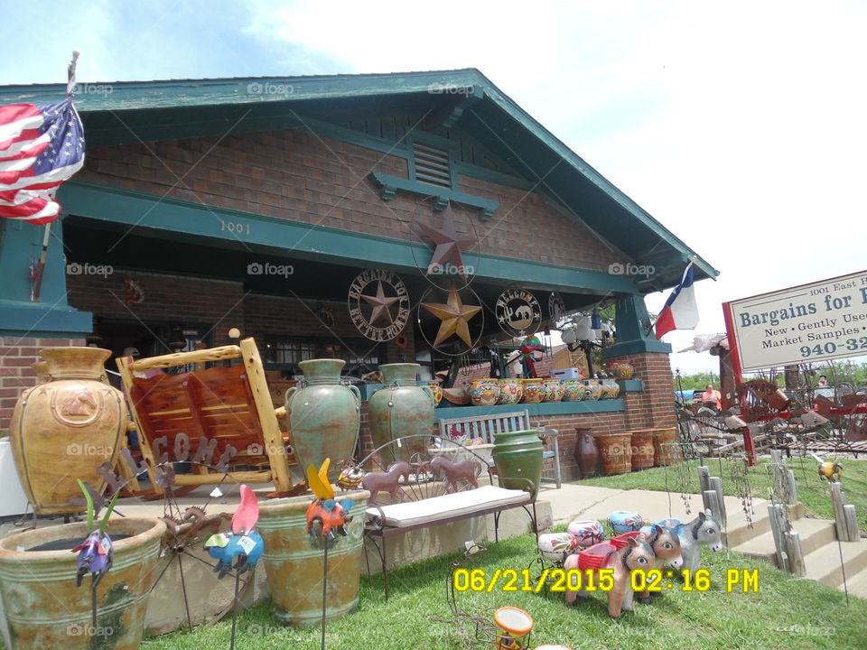 road side gift shop. This is a picture of the front view of a gift shop I went to in Mineral Wells Texas