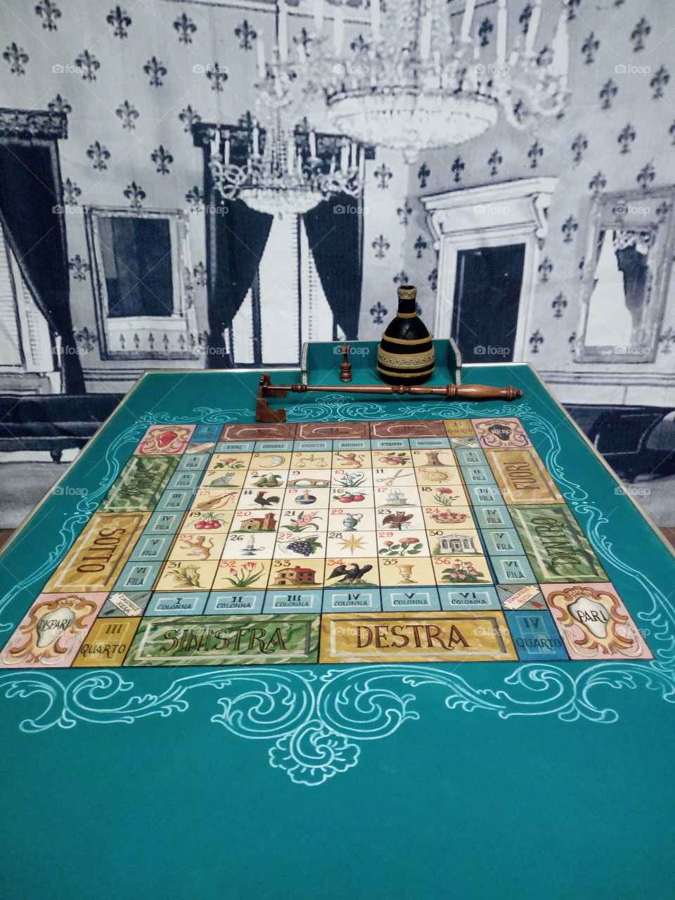 antico tavolo da gioco esposto al museo