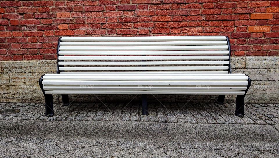 Brickwork 🧱 Architecture 🧱 White bench🧱