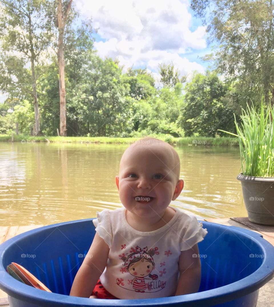 Anything goes, anything goes!  Even get into a bucket and go cool off in the lake ... / Para se divertir, vale tudo! Até mesmo entrar num balde e ir se refrescar no lago...