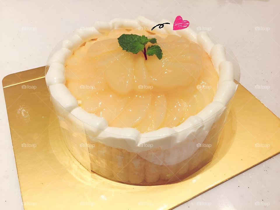 peach with fresh cream cake