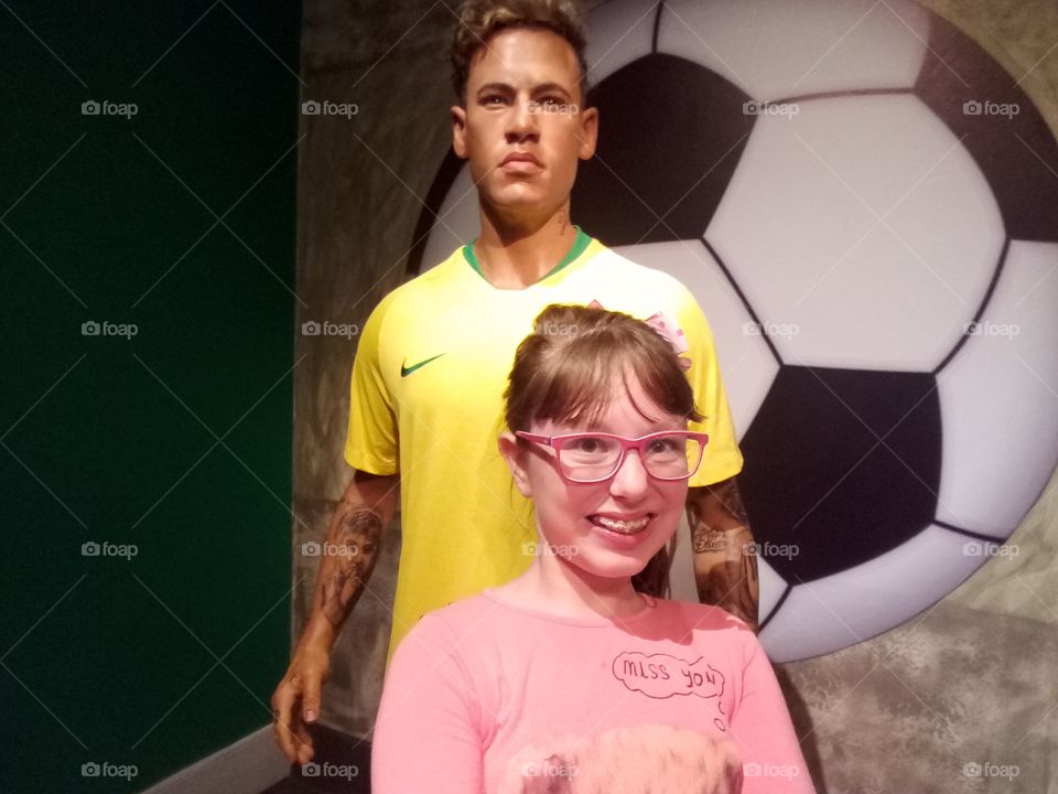 Museu de Cera de Petrópolis: minha filha Marina se divertindo com... Neymar Jr