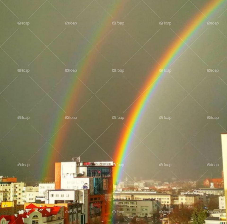 duplo arco íris em dia de chuva