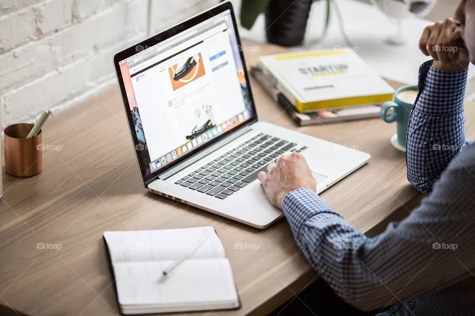 MacBook Air en el escritorio