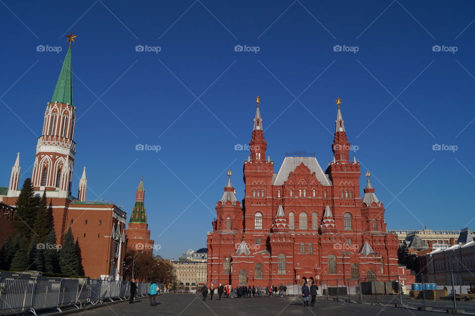 Вид на Исторический музей и Никольскую башню Московского кремля