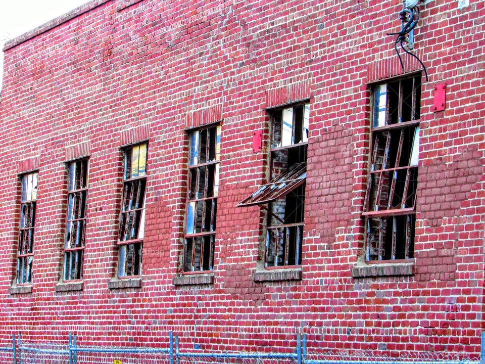 abandoned red brick building with broken windows on a Downtown Street in Sacramento