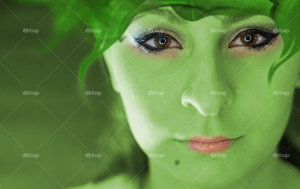 green light, green face, green makeup