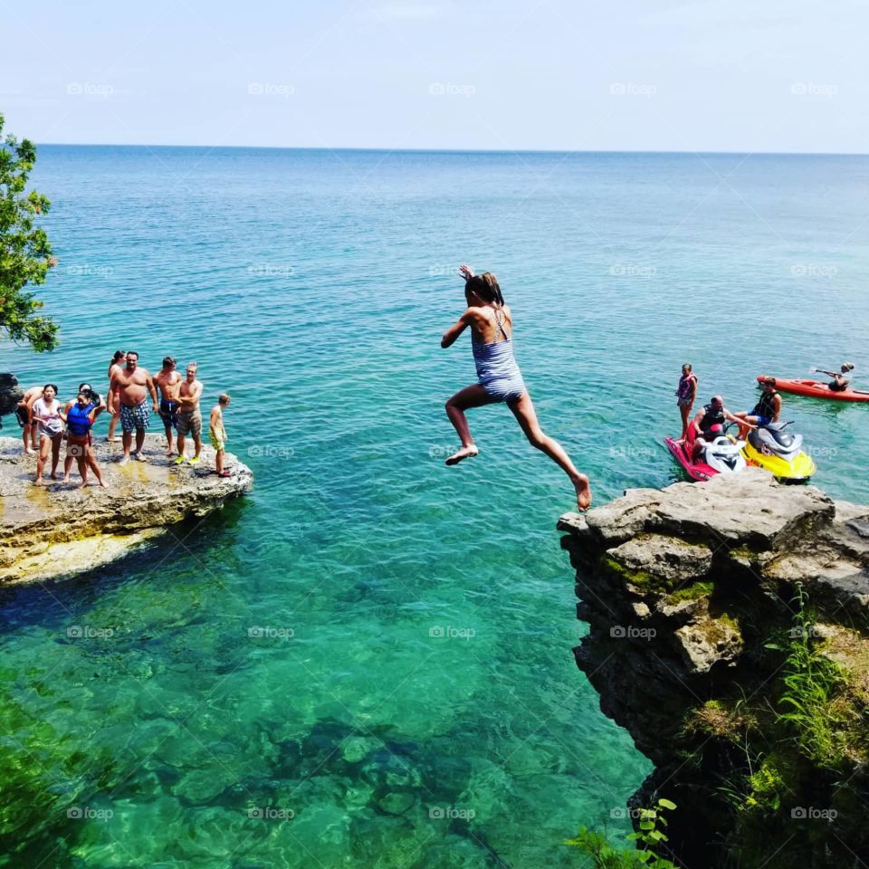 The lake is clear, the scenery is beautiful, the girl is brave