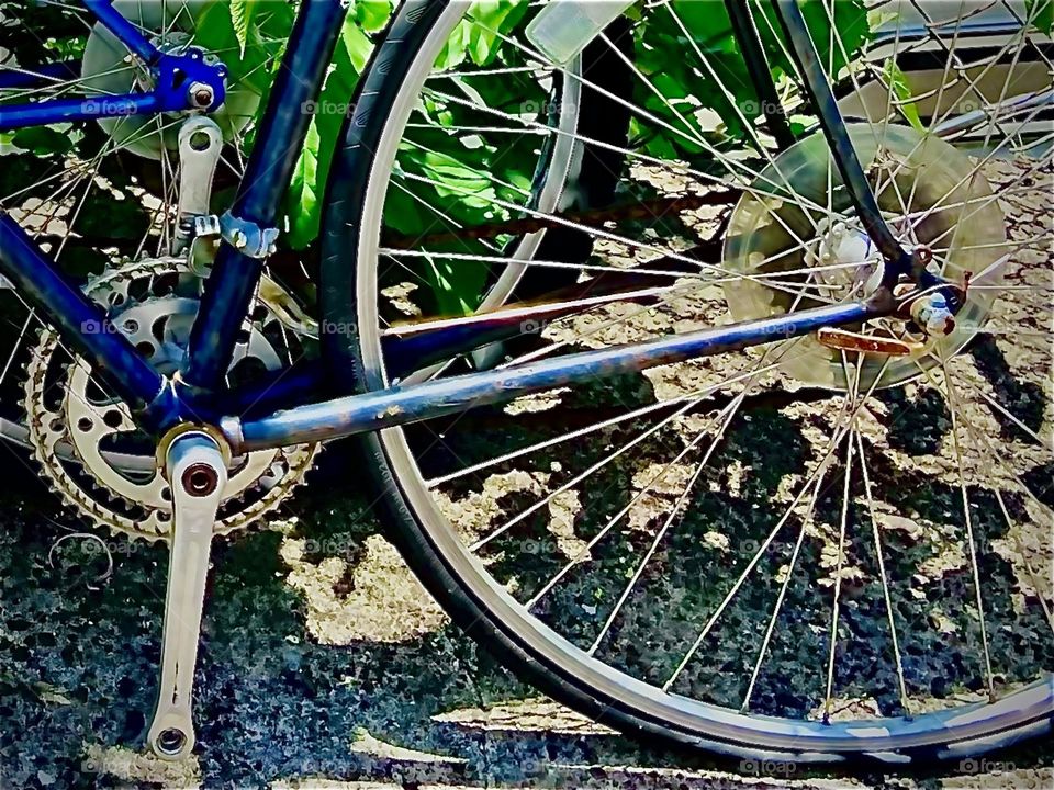 The back gear and wheel to a „Peugeot“ brand ten speed bicycle offered for sale stored by the „Pulaski Bridge“ at „Newtown Creek“ in „Long Island City“, Queens, NY. 2022. Hypnotic Productions