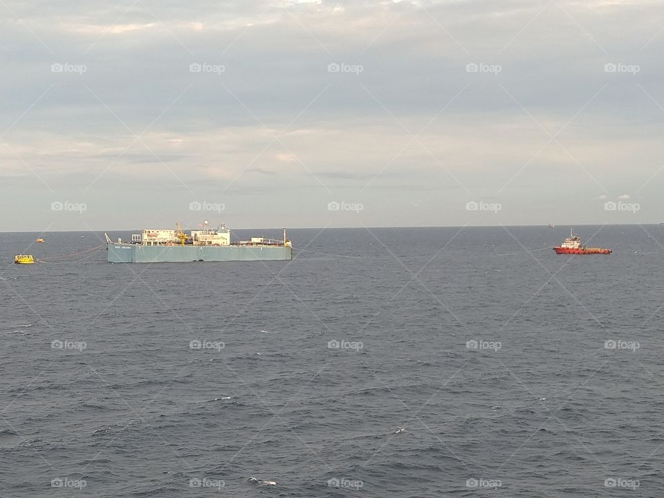 Offshore Life at Java Sea

The Great Arco Ardjuna stand strong for more than 40 years serviced oil storege with 1 million barrels capacity